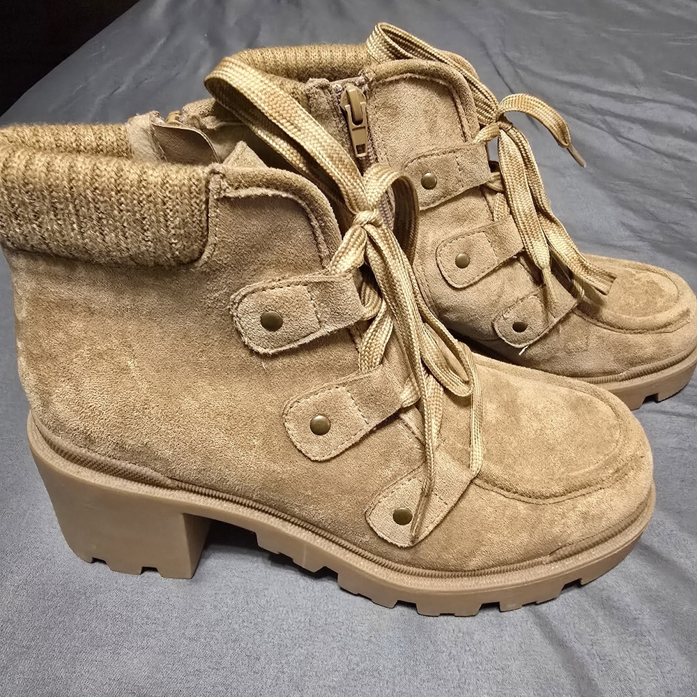 Eva & Zoe women's booties Size 7/Color Tan